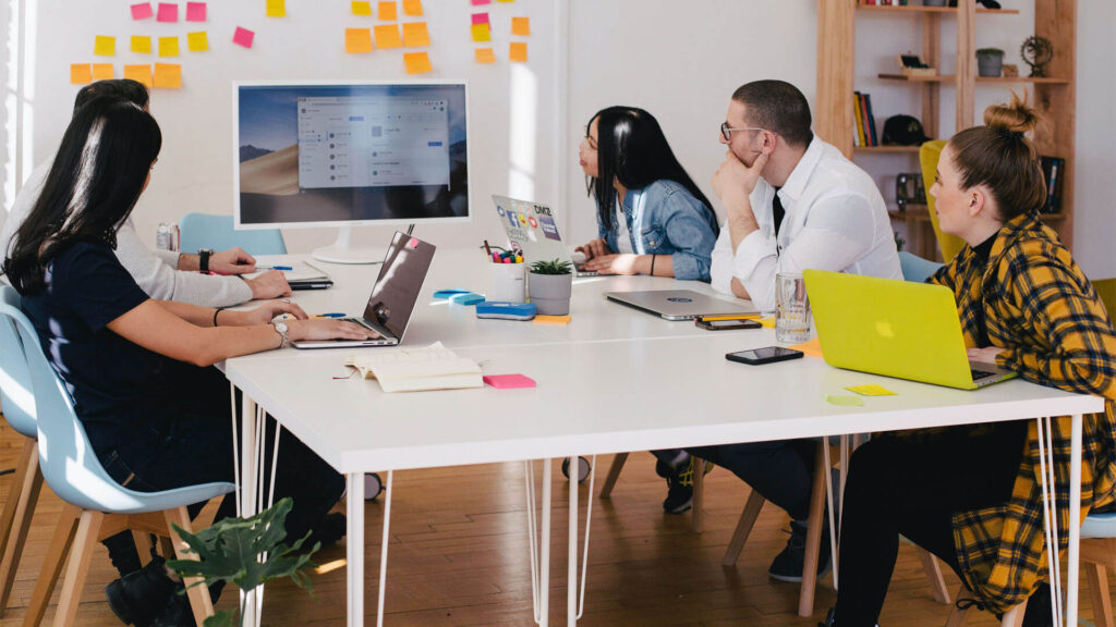 Grupo de jóvenes reunidos en un coworking