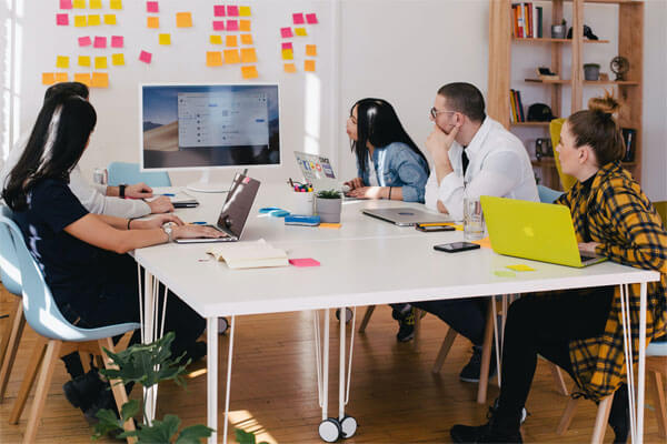 Grupo de jóvenes reunidos en un coworking